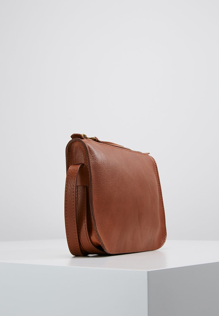 Madewell SIMPLE XBODY Skulderveske english saddle Madewell SIMPLE XBODY - Skulderveske - english saddle