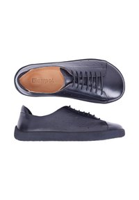 Baskets en cuir noir avec perforations, lacets noirs et semelle rembourrée, vues de dessus et de côté sur fond blanc.