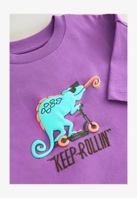 Unausgewählt, purple lizard