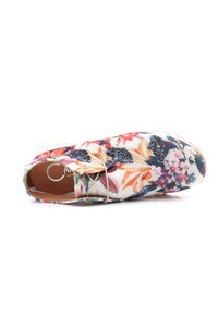 Scarpa slip-on con motivo floreale, caratterizzata da una tomaia in rete traspirante, suola in gomma e lacci sottili. I colori predominanti includono bianco, rosa e verde.