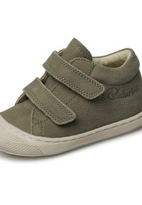 Chaussure en cuir vert avec deux bandes velcro, bout arrondi, côté texturé et semelle en caoutchouc légère avec un devant à motif. Logo de la marque visible.