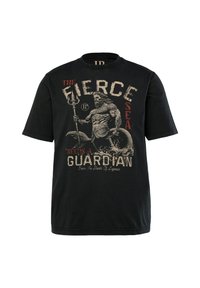 Černé bavlněné tričko s grafickým potiskem mořského muže držícího trojzubec, s červeným a béžovým textem zdůrazňujícím "Divoké moře potřebuje strážce."