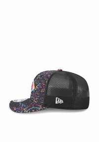 Schwarze Kappe mit einem bunten Spritzmuster auf der Vorderseite, Netzrücken, gebogenem Schirm und einem kleinen weißen Logo an der Seite.