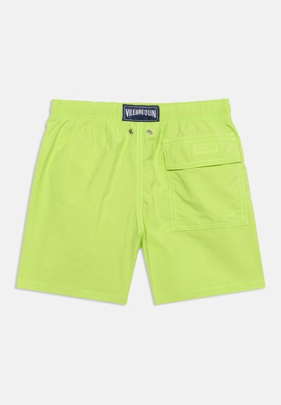 Μαγιό σορτς σε νέον πράσινο χρώμα με ελαστική μέση, πλαϊνή τσέπη με καπάκι και Velcro, μπροστινές τρύπες και ετικέτα με το λογότυπο "Vilebrequin" στη μέση της μέσης.