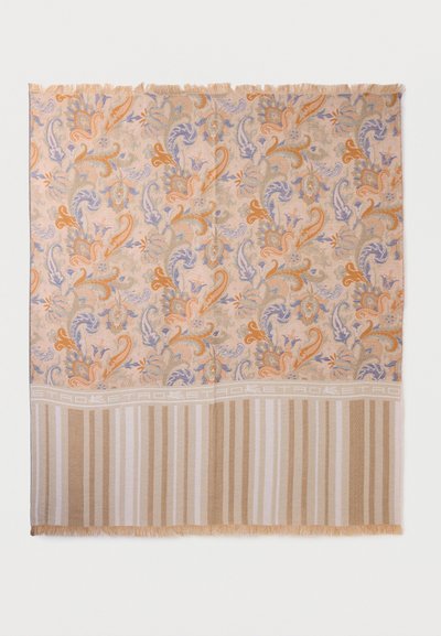 Tissu beige avec des motifs floraux cachemire orange et violet au-dessus de rayures verticales beige et blanches, fini avec des bords frangés.