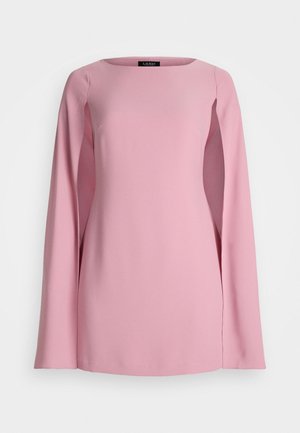 Langarmshirt in zartem Rosa mit einem Boatneck-Ausschnitt und lockerer Passform. Hergestellt aus glattem, weichem Stoff mit geradem Saum und seitlichen Schlitzen.