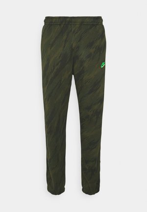 Nike spodnie dresowe jogger z ciemnozielonym i czarnym wzorem moro, z elastycznym pasem i mankietami, z małym jasnym zielonym logo Nike na udzie.