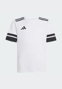 Camisa deportiva blanca de manga corta con el logo negro de Adidas en el lado izquierdo del pecho, rayas negras en los hombros y bandas en negro y blanco en las mangas.