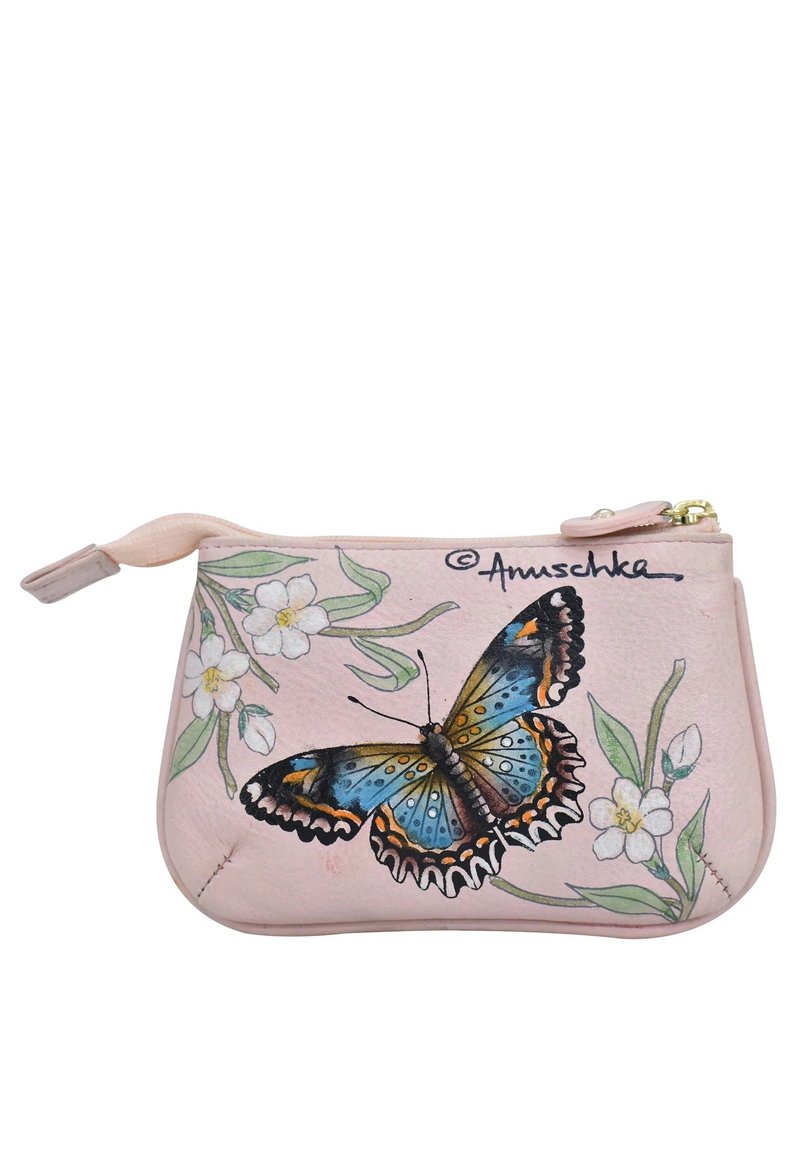 Rosa Leder-Münzbörse mit einem gemalten Schmetterling in Blau- und Orangetönen, umgeben von floralen Motiven. Goldener Reißverschluss.