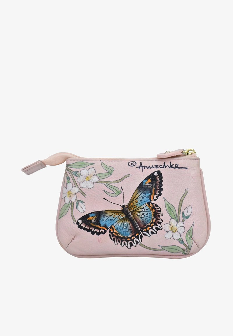Roze leren muntportemonnee met een geschilderde vlinder in blauwe en oranje accenten, omringd door bloemdesigns. Gouden ritsluiting.