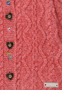 Rosa gestrickte Strickjacke mit einem Kabelstrickmuster, herzförmigen Knöpfen und blumenförmigen Stickereien. Strukturiertes Garn mit weicher Oberfläche.