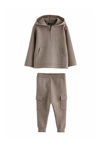 Tvådelat set i taupe: hoodie med halvdragkedja och framficka; matchande tapered byxor med sidofickor och elastisk midja.