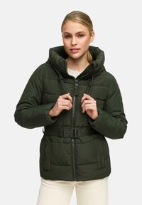 Giacca a vento imbottita verde scuro con cappuccio, chiusura con zip, tasche frontali e vita con cintura. Presenta una texture trapuntata e cuciture rinforzate.