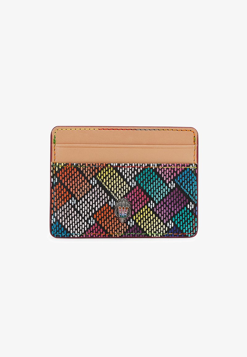 Étui à cartes coloré en cuir présentant un motif en diamant aux couleurs multiples avec un accent logo argenté. Texture lisse, design minimal.