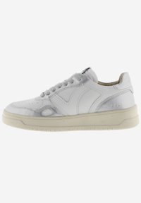 Sneaker bianco in pelle con dettagli lisci e testurizzati, punta rotonda, lacci regolari e suola in gomma di colore chiaro.