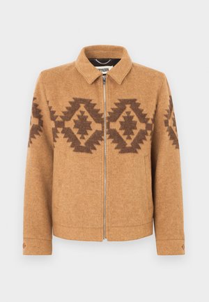 Ruskea villatakki, jossa vetoketjullinen etuosa ja kauluksellinen malli, esittää geometrista kuviota tummanruskealla rinnassa ja hihoissa.