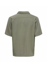 Chemise vert olive à manches courtes avec col plié, vue de dos sur fond blanc.