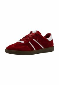 Sneakers in camoscio rosso con strisce bianche, punta arrotondata, suola in gomma e design con lacci. Presentano una finitura strutturata e accenti a contrasto.