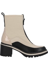 Botas de tobillo beige y negras con un acabado de cuero texturizado, cuentan con un tacón grueso y materiales en contraste. Cierre lateral con cremallera visible.