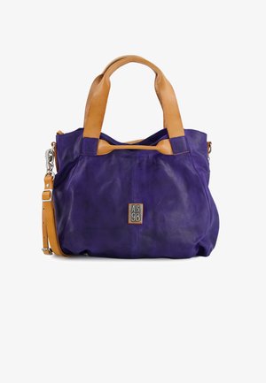 Lilla læderhåndtaske med lysebrune håndtag og justerbar skulderrem, med en central metal logo plade markeret "A.S. 98."