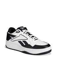 Biele a čierne športové topánky s perforovanou špičkou, syntetickým zvrškom, hrubou podrážkou a výrazným logom. Obsahujú kontrastný panelový dizajn.