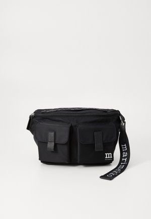 Sac à bandoulière en tissu noir avec deux poches avant, fermeture éclair, accent de logo et bandoulière ajustable portant du texte. Texture lisse sur l'ensemble.