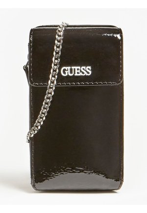 Zwarte glanzende crossbodytas met zilveren kettingriem en wit GUESS-logo op de voorflap sluiting.