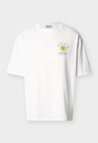 Λευκό T-shirt με κοντά μανίκια, μικρό κίτρινο γραφικό ήλιο και το κείμενο "Scotch & Soda Amsterdam" στο αριστερό στήθος.