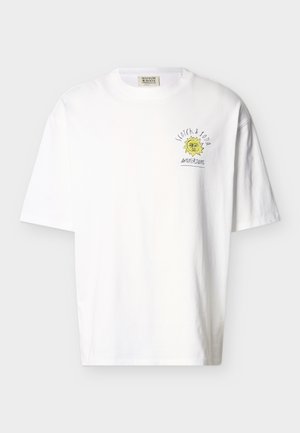Witte T-shirt met korte mouwen, met een kleine gele zonafbeelding en de tekst "Scotch & Soda Amsterdam" op de linkerborst.
