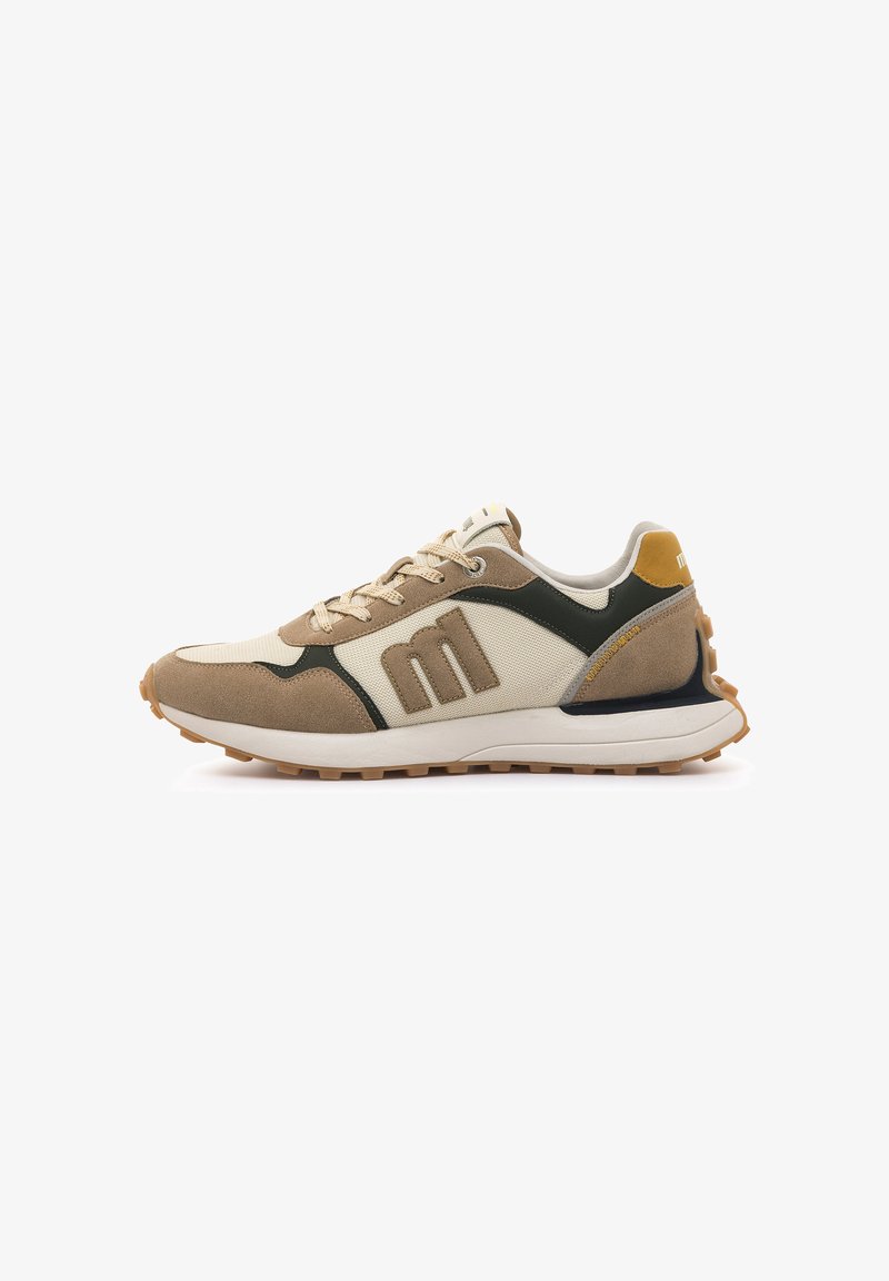 Beige und braune Sneaker aus einer Kombination von Wildleder und Mesh-Materialien. Sie verfügen über grüne Akzente, eine strukturierte Sohle und ein Logodetail an der Seite.