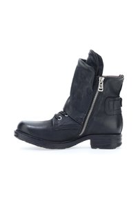 Czarne skórzane botki za kostkę z okrągłym noskiem, bocznym zamkiem, sznurowanym przodem i teksturowanym wzorem. Posiadają płaski obcas i regulowany pasek.