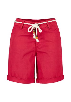 Shorts en coton rouge avec ourlets roulés et ceinture en corde tressée blanche ornée de perles en bois et en métal, nouée à l'avant.