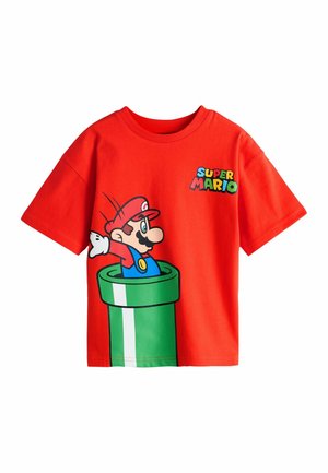 T-shirt rouge à manches courtes avec le personnage de Super Mario sortant d'un tuyau vert et le texte coloré « Super Mario » en haut à droite.