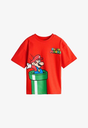 Rotes T-Shirt mit kurzen Ärmeln, darauf ist eine Super Mario-Figur, die aus einer grünen Röhre herauskommt, und oben rechts bunter "Super Mario"-Schriftzug.