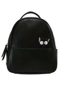 Czarny skórzany plecak o zaokrąglonym kształcie, z przednią kieszenią i trójwymiarową aplikacją kota z dużymi oczami. Posiada zamek błyskawiczny i górny uchwyt.