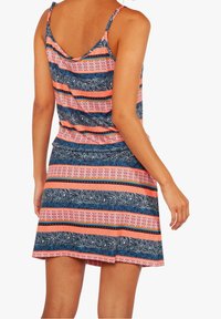 Hihaton mekko, jossa on sininen pohja ja vaaleanpunaisia, oransseja sekä mustia vaaka-aitoja; kukka- ja geometrisia kuvioita; kevyttä materiaalia.