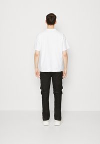 Obey Clothing THE WORLD IS YOURS UNISEX - Apdrukāts T-krekls - white