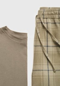 Khaki katoenen T-shirt met een ronde hals, gecombineerd met een geruite jogger in beige en grijstinten, met een elastische tailleband en een trekkoord.