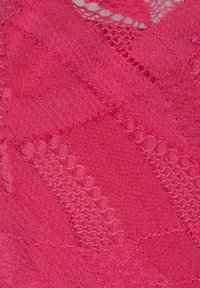 Tejido texturizado en color rosa intenso que presenta una mezcla de patrones suaves y en relieve, incluyendo formas geométricas y acentos circulares en todo su diseño.