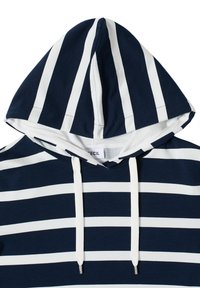 Sweat à capuche à rayures bleu marine et blanches avec une grande capuche, des cordons blancs et une texture de tissu douce. Étiquette visible à l'intérieur de l'encolure.