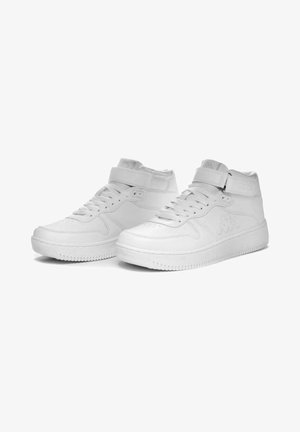 Sneaker alte bianche con un esterno in pelle sintetica liscia, chiusura con lacci, cinturino regolabile e suola in gomma testurizzata.