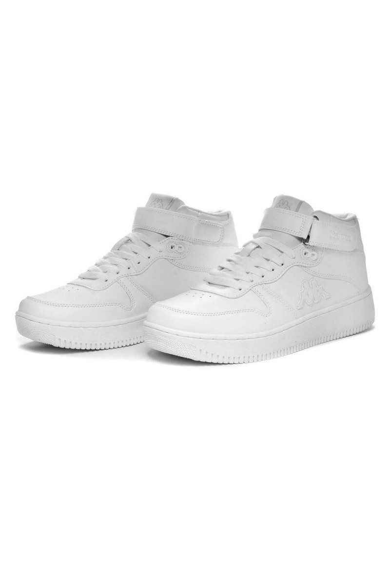 Weiße High-Top-Sneaker mit einem glatten Außenmaterial aus synthetischem Leder, Schnürverschluss, verstellbarem Riemen und strukturiertem Gummisohle.