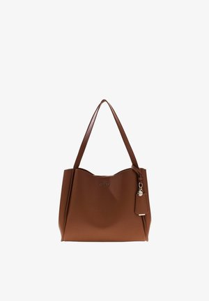 Sac fourre-tout en simili cuir marron avec un dessus incurvé, deux anses, et un charm en métal. Il présente une texture lisse et des ferrures dorées.