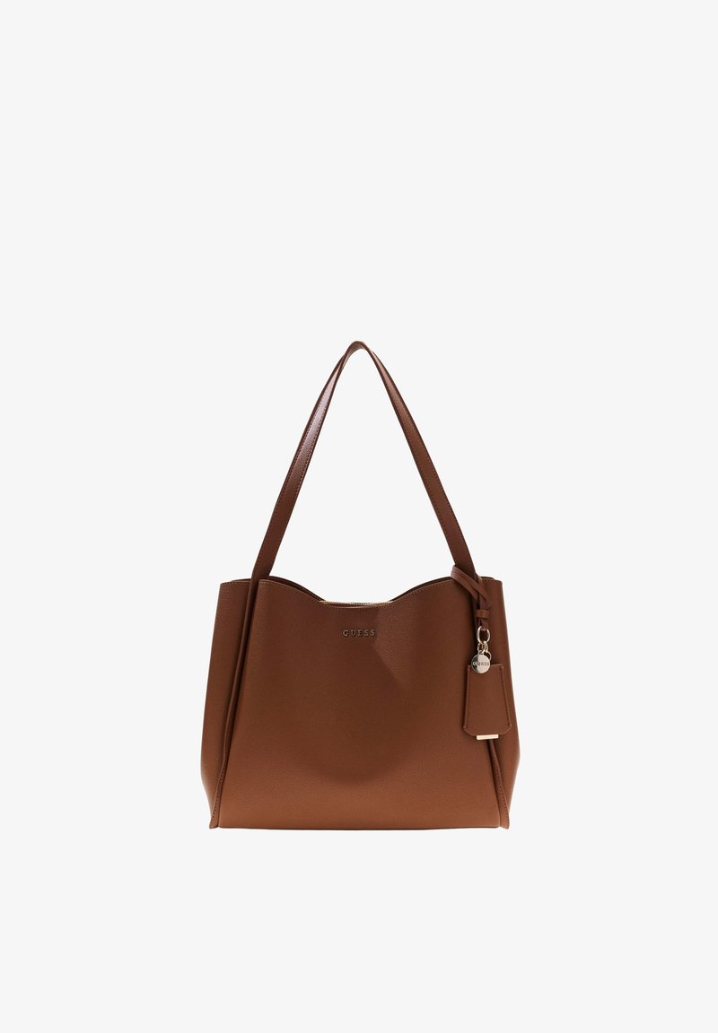 Sac fourre-tout en simili cuir marron avec un dessus incurvé, deux anses, et un charm en métal. Il présente une texture lisse et des ferrures dorées.