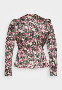Giacca a stampa floreale con maniche arricciate. Sfondo nero con fiori rosa e bianchi. Vita strutturata, tessuto liscio e design aderente.