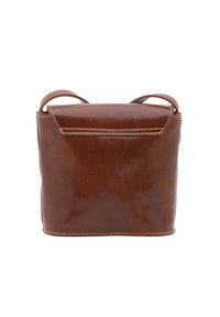 Borsa a tracolla in pelle marrone con texture liscia, forma rettangolare e pattina superiore. Presenta doppi manici e dettagli di cucitura a contrasto.