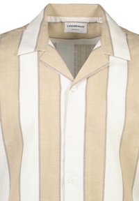Beige en witte verticaal gestreepte blouse met een ontspannen pasvorm en een insnoerde kraag van het merk Lindbergh.