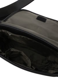 Borsa in pelle nera con forma rettangolare; interno foderato in tessuto verde oliva; presenta una chiusura in velcro e una tasca interna.