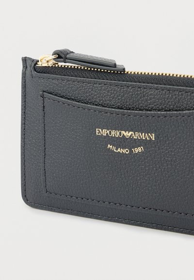 Μαύρη θήκη καρτών από δέρμα με υφή, με χρυστό φερμουάρ και ανάγλυφο λογότυπο Emporio Armani Milano 1981 σε χρυσό χρώμα στην εμπρόσθια τσέπη.