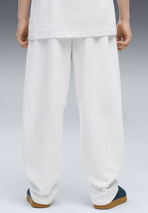 PUMA MID 90S RELAXED BARREL JOGGINGHOSE. - Tracksuit bottoms - white glow heather — foto 3